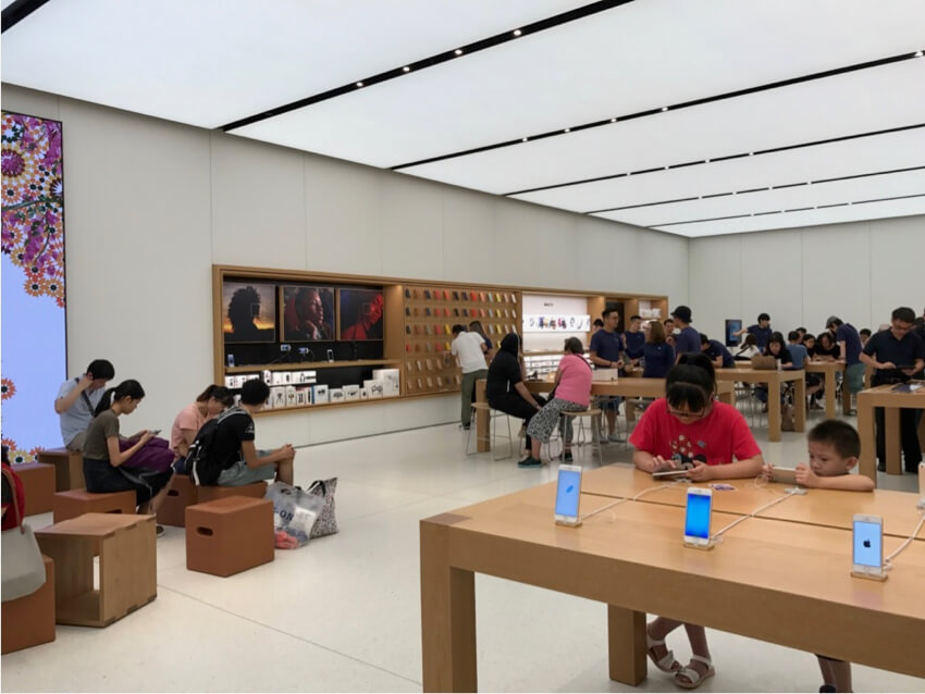 resting areas that slow down customers at an Apple Store