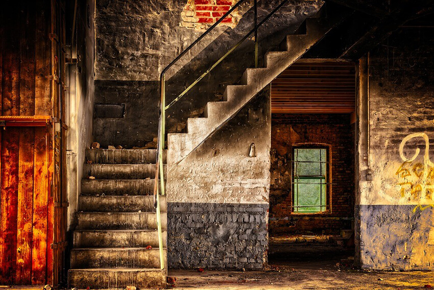 A L-shaped stair in an old house